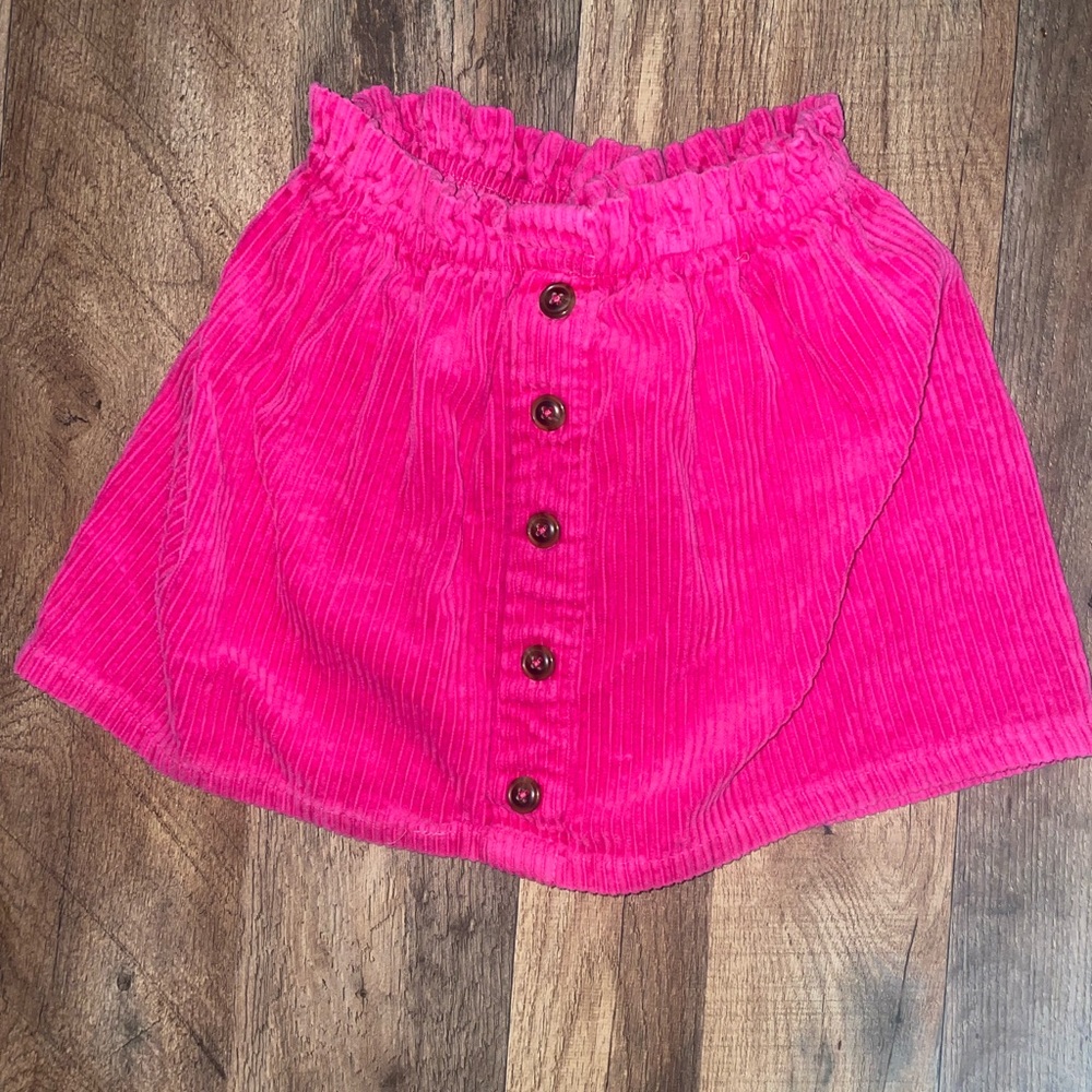 Little girls size 7/8 skirt. It’s beautiful & great condition!💗